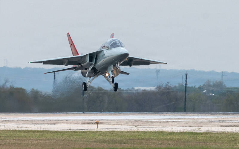 T-38接班人終於來了 美空軍接收首架T-7A「紅鷹」高教機