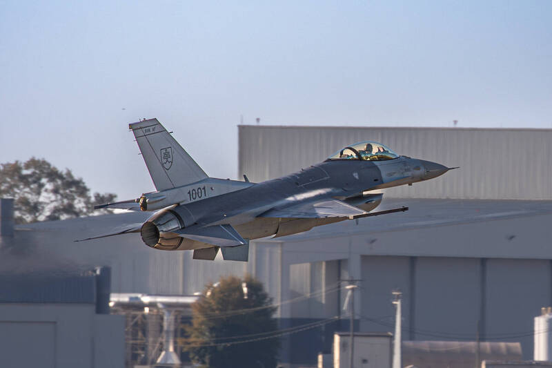 斯洛伐克、保加利亞首批F-16V戰機產畢  洛馬接續組交我同型機