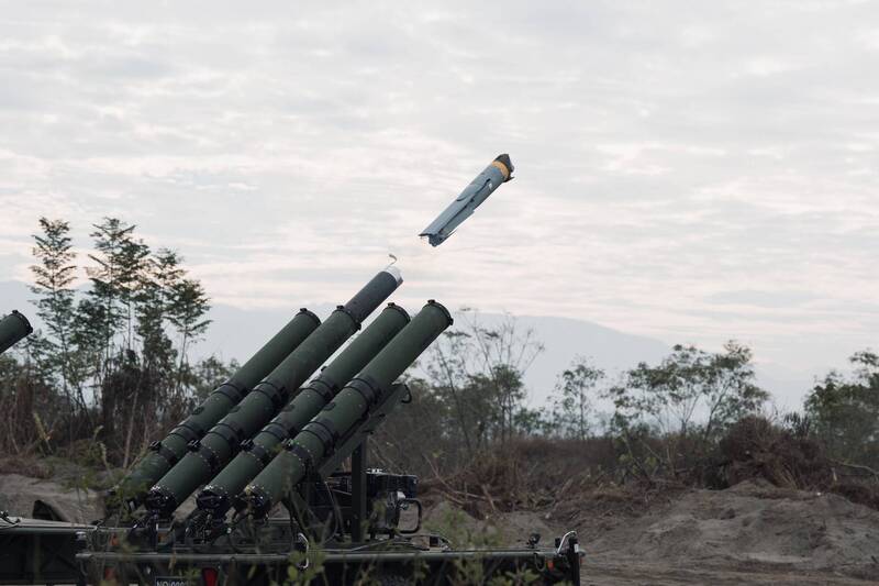 首度實彈射擊！顧立雄視導Altius-600M攻擊型無人機操演