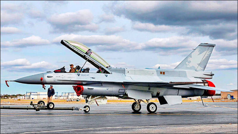 台F-16 BLK70在美滑行測試 林智群：一堆人頭帳號還洗戰機沒來