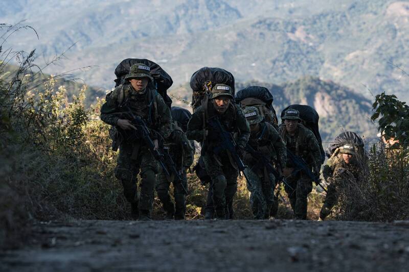 （有片）身負40公斤裝備翻越1500公尺山地 陸軍再迎7位突擊兵完訓