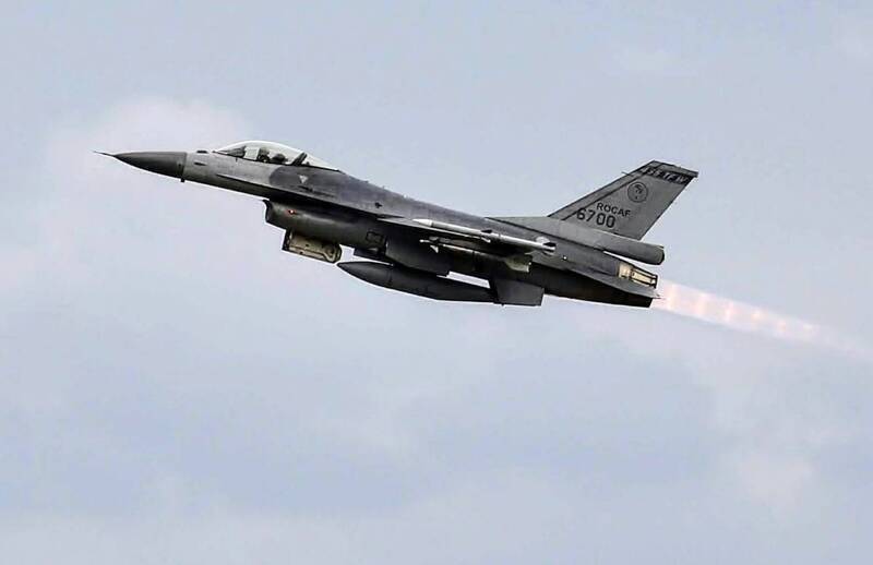 F-16夜航失事傳出傘具訊號未開啟  海空軍持續搜救絕不放棄