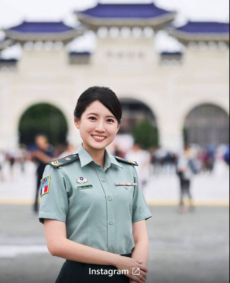 「最美政戰士」自曝是制服控  葉采青私服照美到令人不可逼視