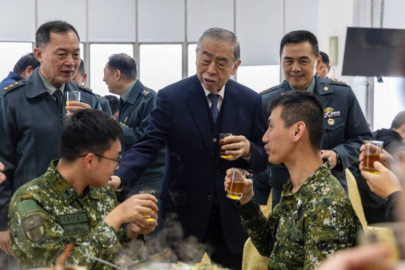 五指山國軍公墓體感僅8度又遇濃霧  李棟樑今率團慰勉官兵辛勞