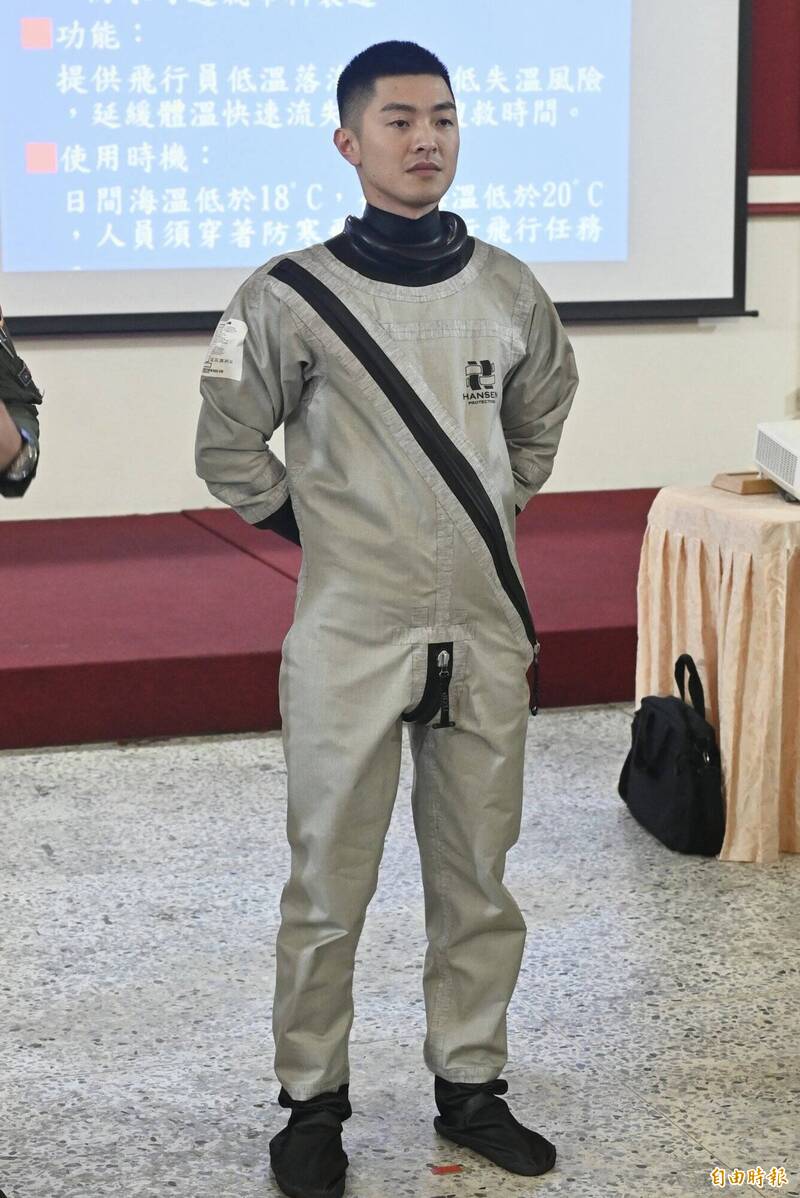 空軍防寒衣首曝光！夜間海溫20度以下必穿  飛官：像穿緊身型發熱衣