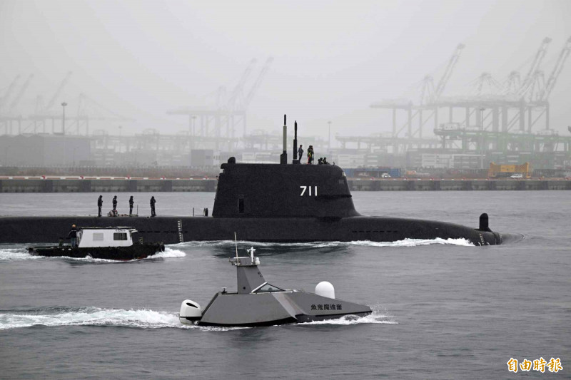 不畏風強雨驟惡劣海象  海鯤號第4次潛航測試  「這條魚」相伴