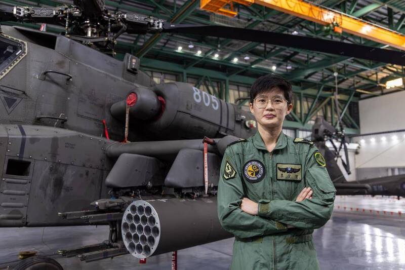 赴美陸軍發動機維修班第一名完訓 阿帕契安全要李宜潔簽名才算數