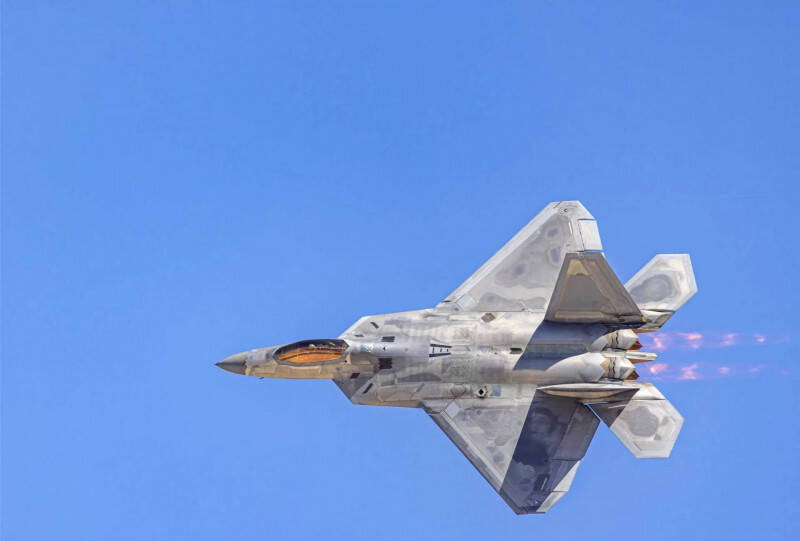 核談判會破局嗎？ 美軍12架F-22急飛中東制空網直逼伊朗大門