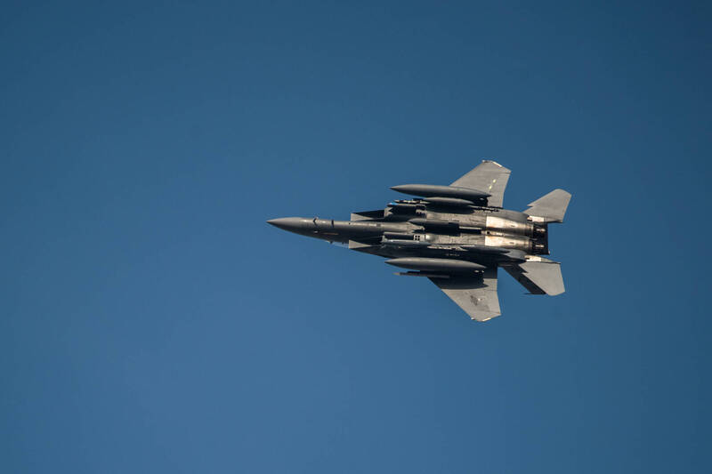 美軍要幹大事了？ 美國民眾目睹多架F-35、F-15E升空馳援中東