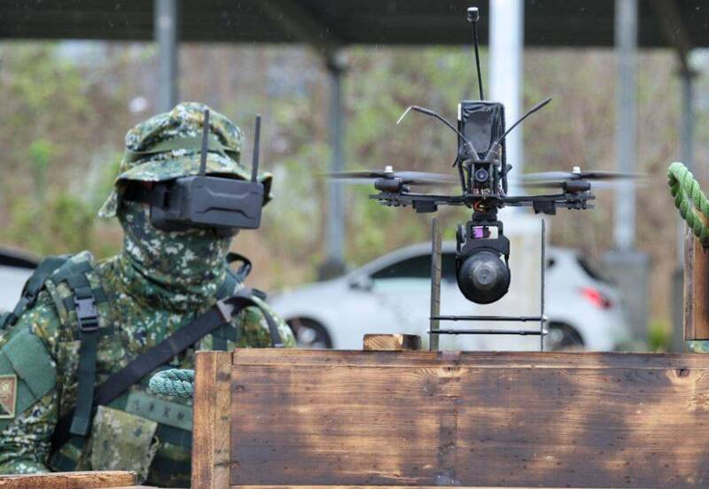 陸軍用FPV無人機打城鎮戰  直接飛入門窗精準攻擊