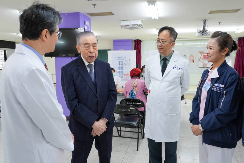 關懷三總松山分院巡迴醫療 李棟樑感謝醫護團隊守護長者健康