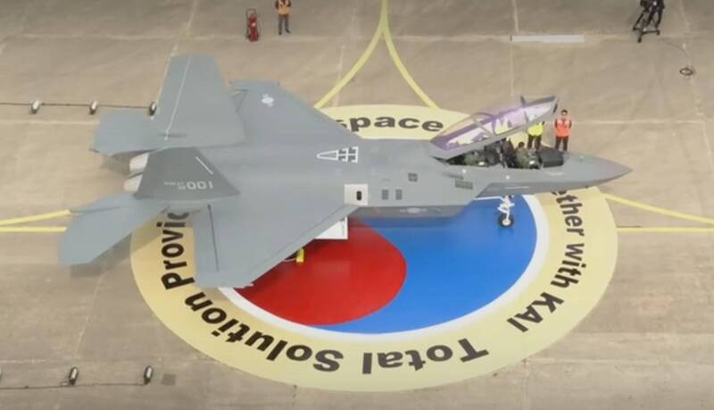 南韓KF-21量產機出廠 可掛AIM-120、流星飛彈