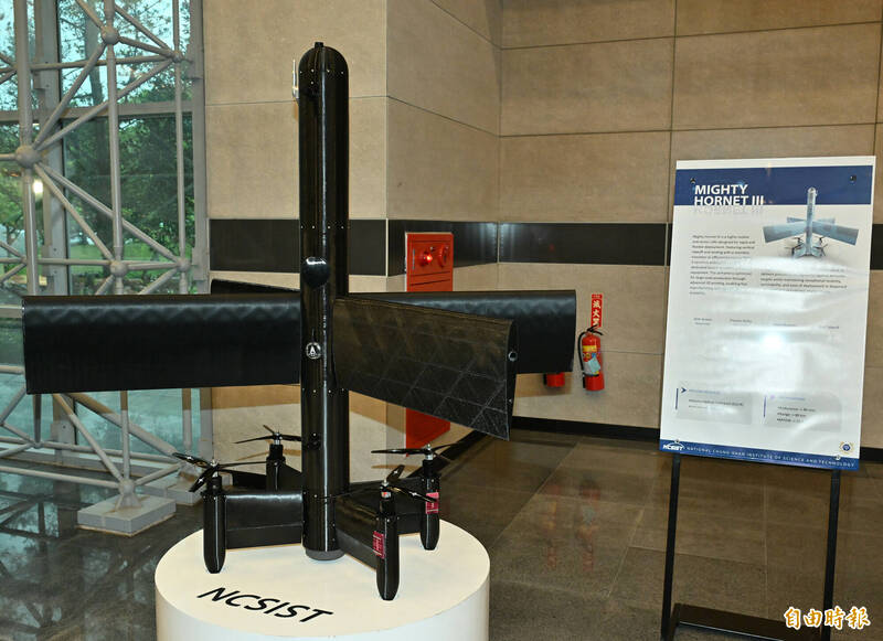 全黑塗裝「勁蜂三型」無人機亮相  反裝甲彈頭重量次於標槍飛彈