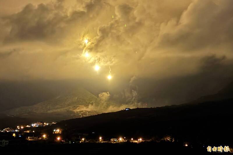 震撼！屏東「聯勇操演」夜攻劃破星空 國軍各式火力齊發護疆土