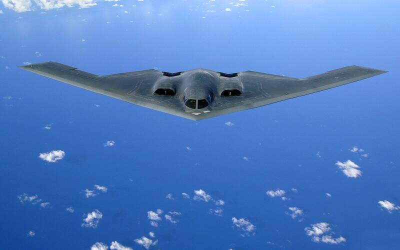 B-2連飛36小時直攻地下指揮所！美軍投3萬磅鑽地炸彈鎖定伊朗高層