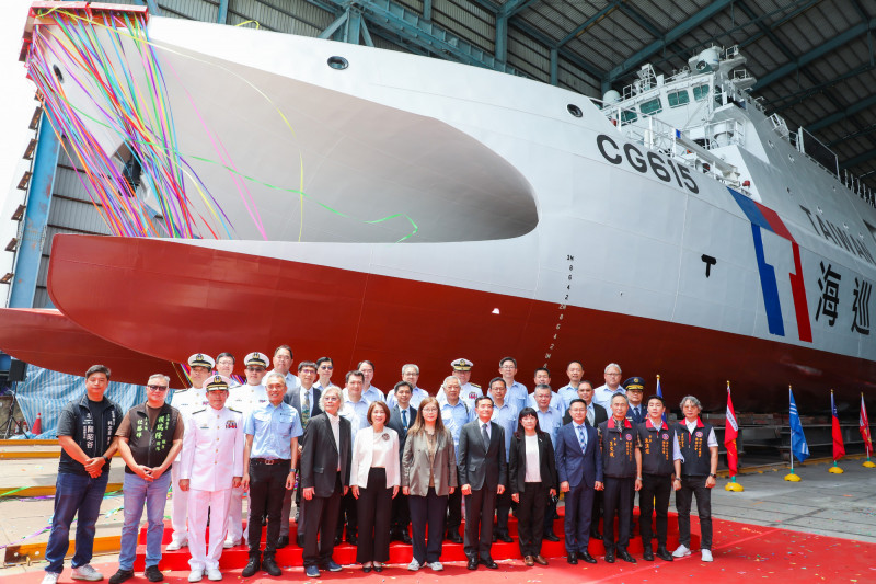 海巡「東港艦」趁黑鮪魚季報到！ 國艦國造十年首艘屏東地名艦下水