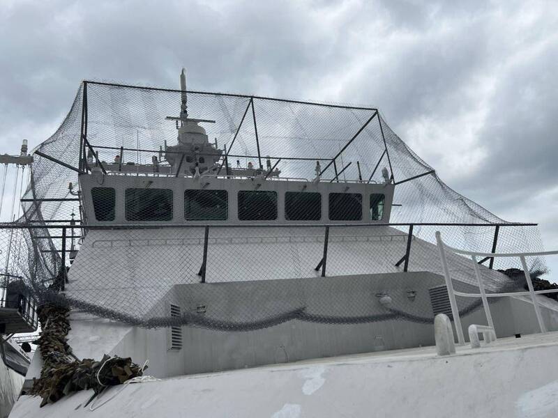 被炸怕了？俄駐克里米亞海巡艦 裝上防護網擋烏克蘭無人機