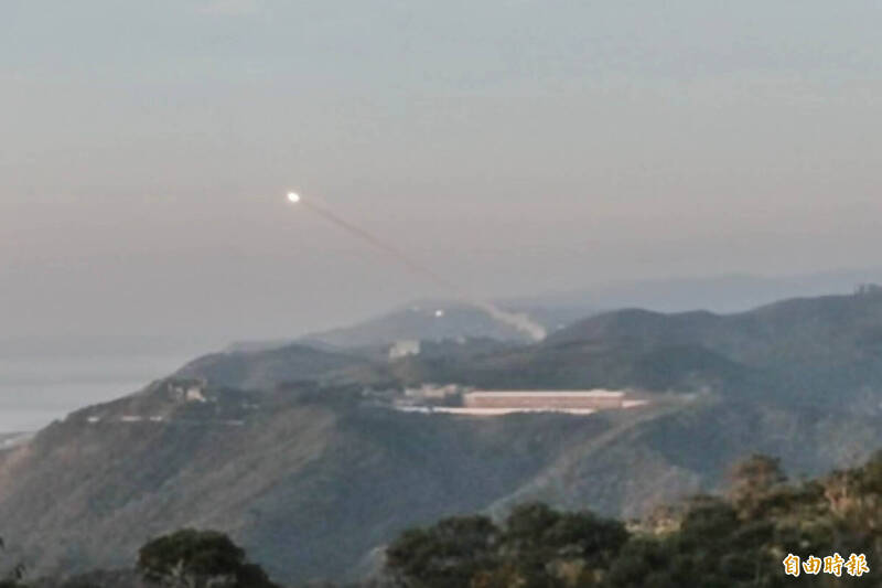 震撼！九鵬基地雄三飛彈破曉出擊 烈焰劃破恆春半島晨曦