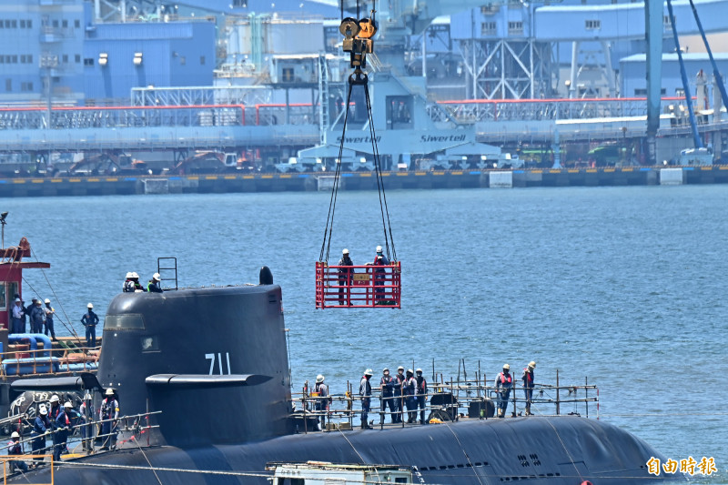 漏網鏡頭》直擊海鯤號潛艦出沒！ 岸邊起重機吊掛「這些」上艦