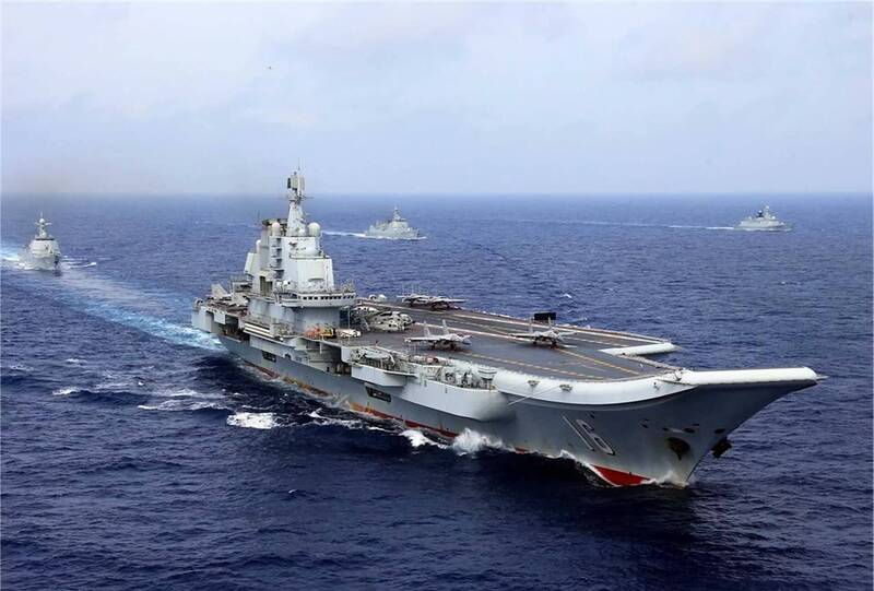 中國遼寧號航艦編隊突破第一島鏈 外媒：在台灣以東海域實彈演練