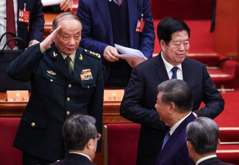 習近平持續清洗整肅共軍高層 軍委頒布新規定讓共軍將領挫著等