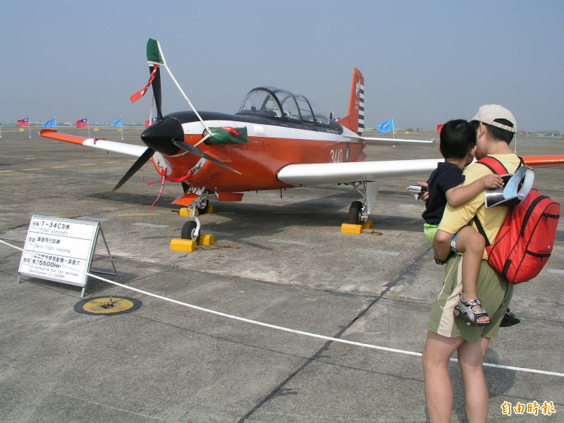 空軍T-34意外、兩殉職飛官都高雄人  陳其邁：致最深敬意與哀思