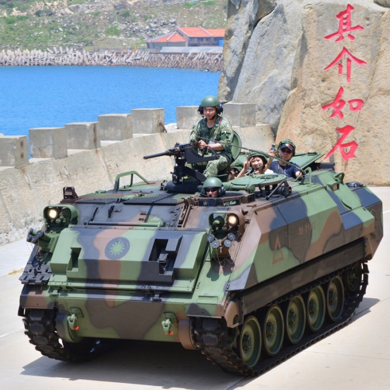 東引軍事越野障礙賽登場！跑者試乘裝甲車嗨翻