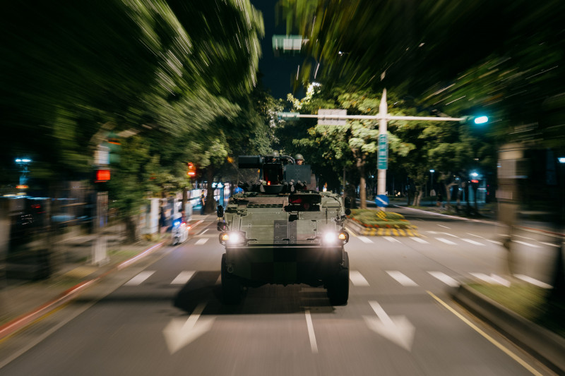 漢光42》直擊！賴清德首搭萬鈞車夜奔衡指所 雲豹甲車3路欺敵護送