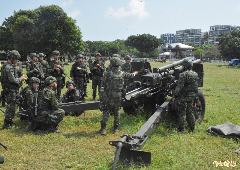 隨軍直擊》教召上課1小時即見效 很久沒碰榴彈砲的召員順利完成砲操 隨軍直擊》教召上課1小時即見效 很久沒碰榴彈砲的召員順利完成砲操
