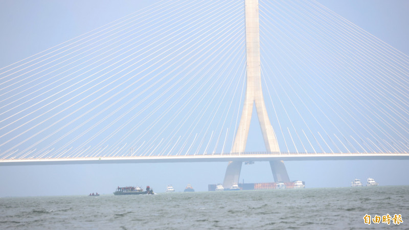 漢光42》「淡水河道阻絕設置」M3機動浮門橋車同框淡江大橋