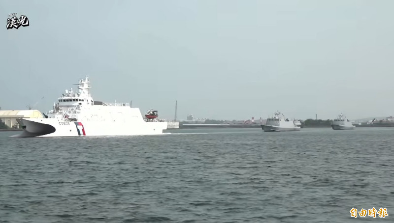 漢光42》海軍、海巡一家親 八里艦聯手光六快艇「1帶4」緊急出港
