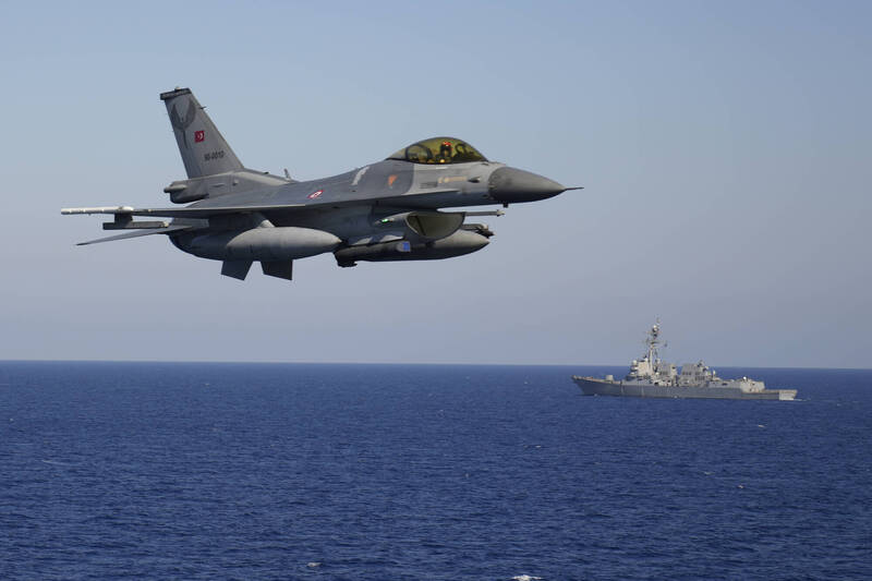 土耳其F16戰機墜毀 飛行員彈射生還