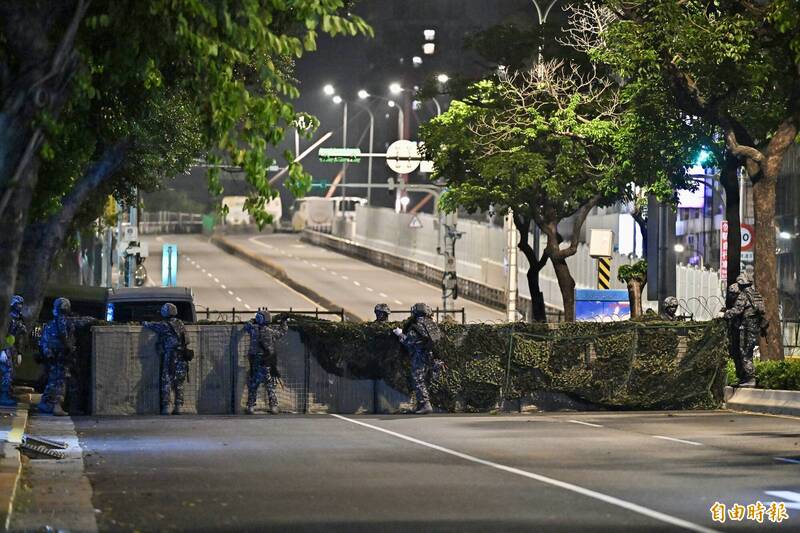 漢光42》捍衛中樞！光復大橋首度封橋演習 憲兵架防禦工事