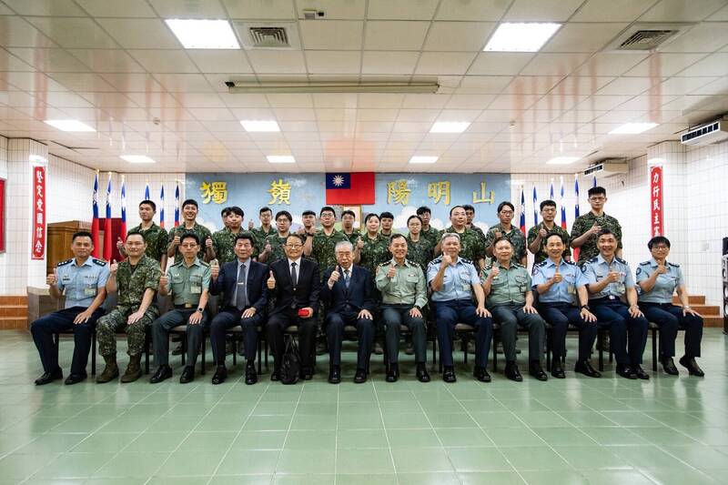 探訪神祕的「嵩山雷達站」 鍾樹明上將陪同李棟樑敬軍慰問