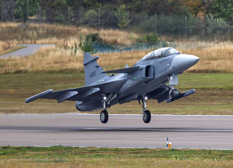 紳寶首架獅鷲F雙座戰機試飛成功 可望化身無人僚機指揮官 紳寶首架獅鷲F雙座戰機試飛成功 可望化身無人僚機指揮官
