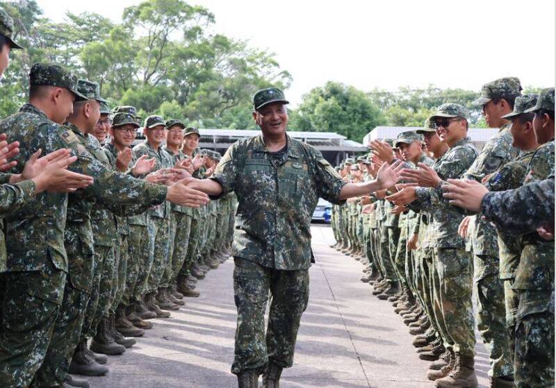 砲兵部隊服役40年榮退  一等士官長王安華退伍 官兵列隊擊掌歡送