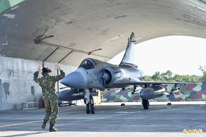國軍推「阿湯哥條款」讓資深飛官延役至58歲  待遇與民航機師仍有差距
