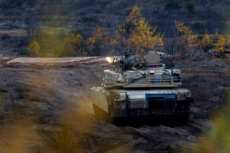 M1A2戰車也能發射攻擊無人機！美軍採購新發射器 不開艙蓋就能反擊