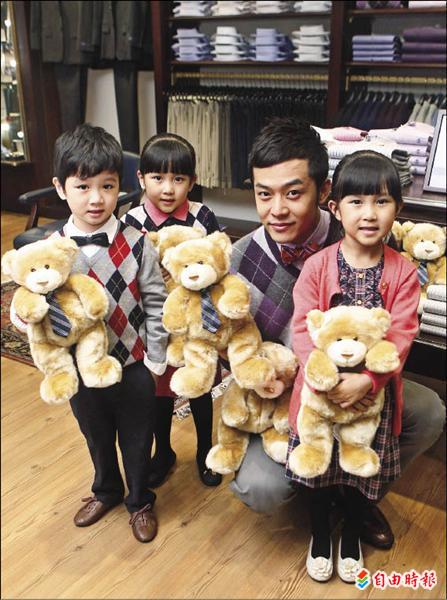 【流行消費】姚元浩探病童 義賣愛心熊