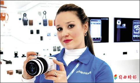 【流行消費】直擊美國CES展 NFC小相機尬小單眼 新穎鏡頭環快門