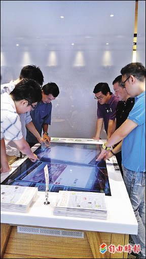 【流行消費】65吋觸控桌 彈指大視界 台哥大全台最大店 擬真互動進駐門市