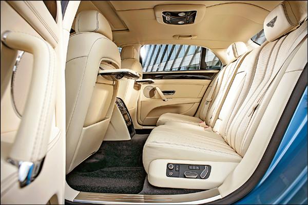 【流行消費】〈Bentley Flying Spur V8試駕〉超豪華房車英倫現地體驗