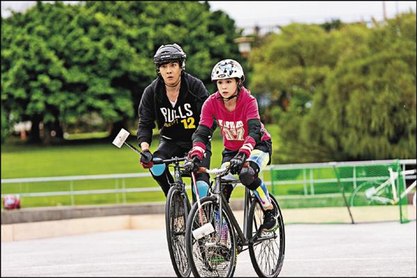 李佳穎飛撲唐禹哲 跌抱嘴對嘴