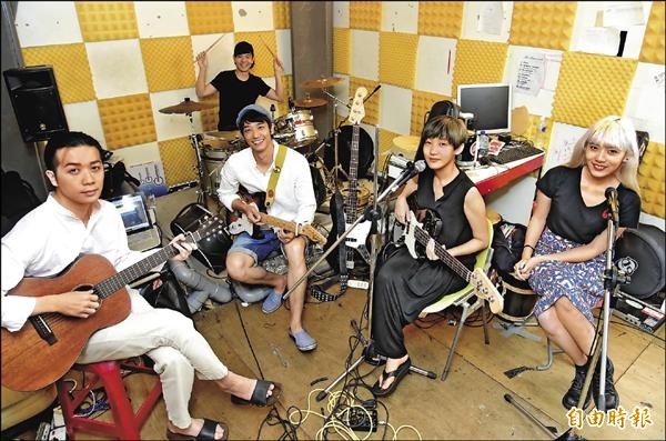 劉以豪心繫樂團 稻田練唱試舌功