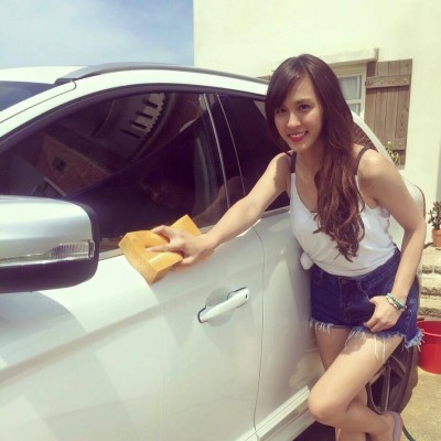 女星低胸短褲  網友搶著洗車