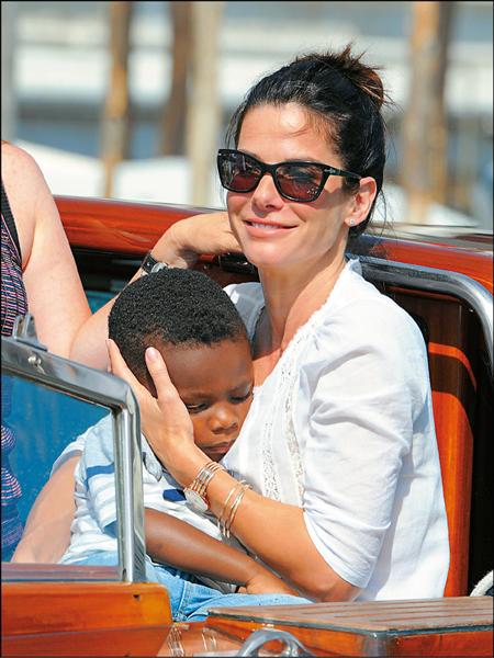 珊卓布拉克釣男人 全靠喬治克隆尼