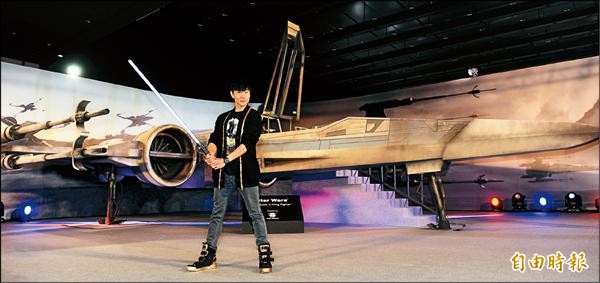 林俊傑瘋迷星戰 黑武士妙搭尤達