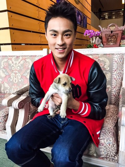 孫其君暗巷拾遺棄幼犬 呼籲愛狗勿隨意丟棄