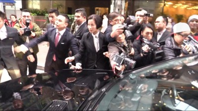 娜姊香港開唱 媒體搶拍推擠慘摔