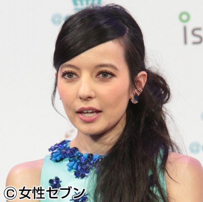 搞不倫拖累公司 女星扛責自付4億違約金
